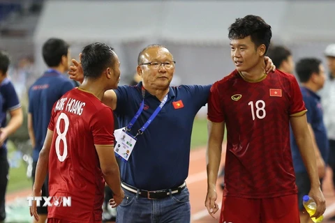 Huấn luyện viên Park Hang-seo cùng các cầu thủ U22 Việt Nam. (Ảnh: TTXVN)