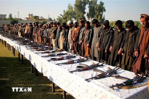 Các tay súng IS đầu hàng tại Jalalabad, tỉnh Nangarhar, Afghanistan. (Ảnh: THX/TTXVN)