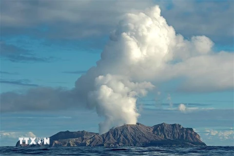 Núi lửa White Isand phun trào. (Ảnh: AFP/TTXVN)