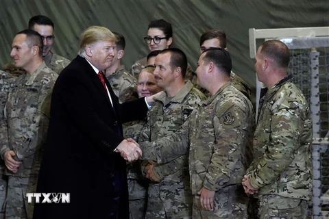 Tổng thống Donald Trump thăm các binh sỹ Mỹ tại căn cứ Bagram ở Afghanistan nhân dịp lễ Tạ ơn ngày 28/11. (Ảnh: AFP/TTXVN)