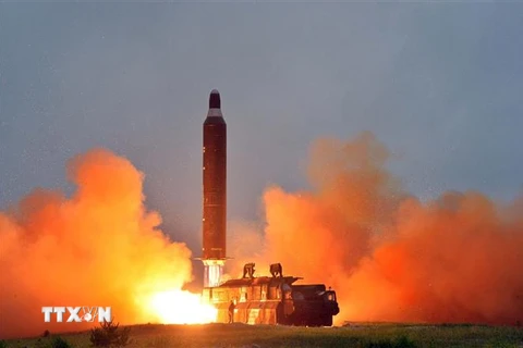 Vụ thử tên lửa đạn đạo chiến lược đất đối đất tầm xa Hwasong-10 tại một địa điểm bí mật ở Triều Tiên. (Ảnh: AFP/TTXVN)