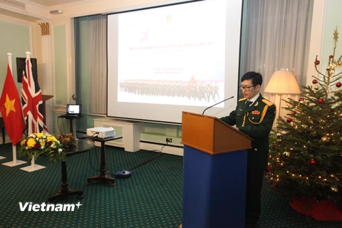 Đại tá Võ Văn Thành, Tùy viên Quốc phòng Việt Nam tại Anh, giới thiệu lịch sử chiến đấu, trưởng thành đầy vẻ vang của Quân đội Nhân dân Việt Nam. (Ảnh: Đình Thư/Vietnam+)
