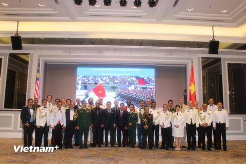 Đại sứ Lê Quý Quỳnh, Thứ trưởng Quốc phòng Malaysia Lew Chin Tong chụp ảnh cùng Đoàn Tùy viên Quân sự tại Malaysia tham dự sự kiện. (Ảnh: Nhương-Ngọc-Tuân/Vietnam+)