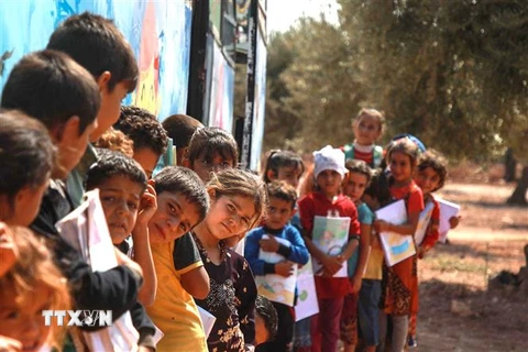 Trẻ em tị nạn tại làng Hazano, Đông Bắc Syria. (Ảnh: AFP/TTXVN)