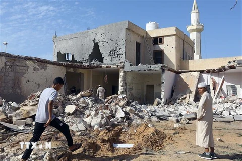 Hiện trường một vụ không kích tại khu vực ngoại ô Tripoli, Libya. (Ảnh: AFP/TTXVN)