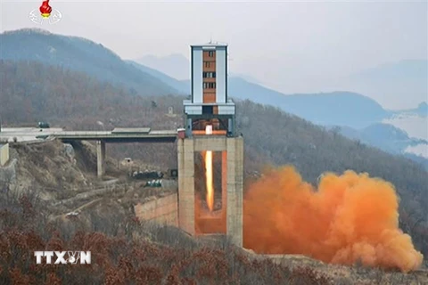 Một vụ thử động cơ tên lửa lực đẩy lớn của Triều Tiên tại bãi phóng vệ tinh Sohae ở tỉnh Bắc Pyongan. (Ảnh: YONHAP/TTXVN)
