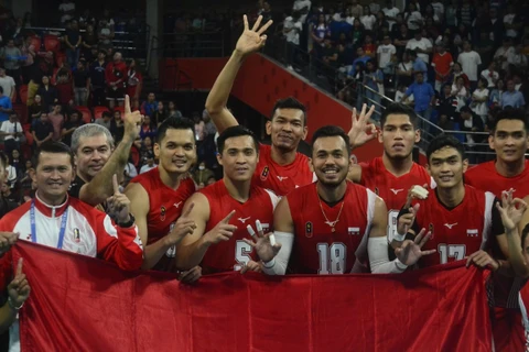 Các cầu thủ bóng chuyền trong nhà Indonesia giành huy chương Vàng tại SEA Games 30. (Nguồn: thejakartapost.com)