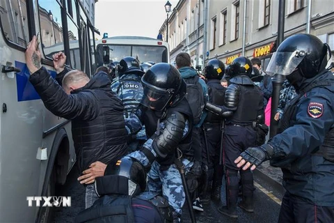 Cảnh sát Nga khám xét một đối tượng tình nghi trong một chiến dịch tăng cường an ninh tại Moskva, Nga. (Ảnh: AFP/TTXVN)