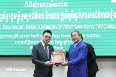 Bộ trưởng Bộ Thông tin Campuchia Khieu Kanharith chụp ảnh lưu niệm với đoàn đại biểu TTXVN. (Ảnh: Nguyễn Hùng/Vietnam+)