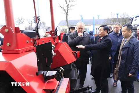 Phó Thủ tướng Vương Đình Huệ xem mẫu xe máy kéo nổi tiếng của nhà máy sản xuất ôtô MAZ của Belarus. (Ảnh: Trần Hiếu/TTXVN)
