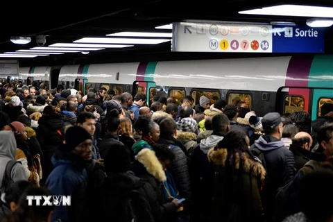Hành khách chờ tàu tại nhà ga Chatelet-les Halles ở Paris, Pháp sau khi nhiều tuyến tàu điện ngầm ở thủ đô Paris buộc phải ngừng hoạt động hoàn toàn do đình công. (Ảnh: AFP/TTXVN)