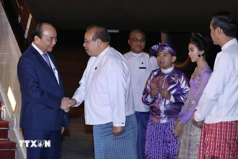 Lễ đón Thủ tướng Nguyễn Xuân Phúc tại sân bay quốc tế Nay Pyi Taw. (Ảnh: Thống Nhất/TTXVN)