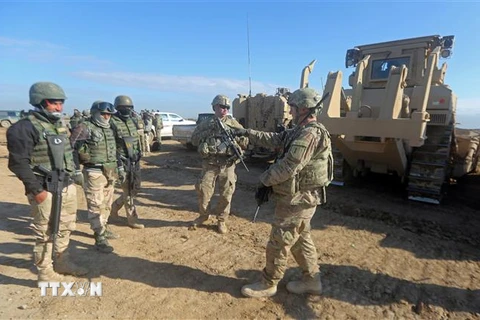 Binh sỹ Mỹ tham gia huấn luyện quân đội Iraq tập trận bắn đạn thật tại căn cứ Basmaya, phía Đông Nam thủ đô Baghdad. (Ảnh: AFP/TTXVN)