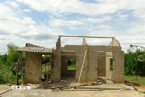 Nhà của người dân được tháo dỡ để bàn giao mặt bằng cho dự án cao tốc Cam Lộ-La Sơn. (Ảnh: Nguyên Lý/TTXVN)