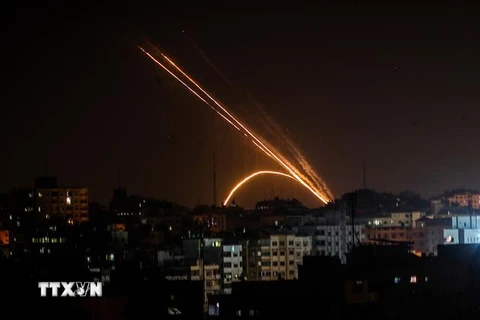 Rocket được phóng từ Dải Gaza về phía Israel ngày 13/11. (Ảnh: AFP/TTXVN)