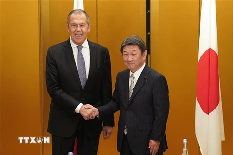 Ngoại trưởng Nhật Bản Toshimitsu Motegi (phải) và Ngoại trưởng Nga Sergey Lavrov (trái) tại cuộc gặp bên lề Hội nghị Ngoại trưởng G20 ở Nagoya, Nhật Bản, ngày 22/11. (Ảnh: AFP/TTXVN)