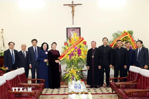 Chủ tịch Quốc hội Nguyễn Thị Kim Ngân tặng hoa chúc mừng Tòa Giám mục và Tổng Giám mục Tổng Giáo phận Hà Nội Giuse Vũ Văn Thiên. (Ảnh: Trọng Đức/TTXVN)