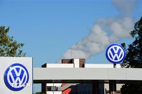 Biểu tượng Volkswagen tại trụ sở của hãng ở Wolfsburg, Đức. (Ảnh: AFP/TTXVN)