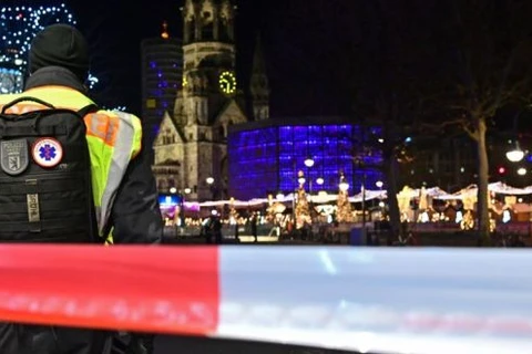 Cảnh sát sơ tán khu chợ Giáng sinh Breitscheidplatz. (Nguồn: EPA)