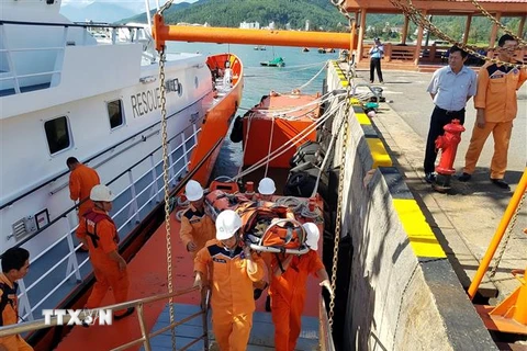 Chuyển thuyền trưởng Đồng Văn Bán từ tàu SAR 412 lên bờ an toàn tại Đà Nẵng. (Ảnh: TTXVN phát)