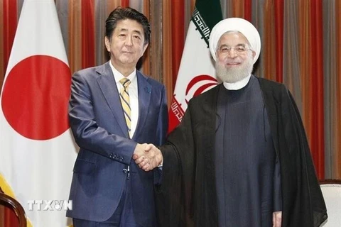 Thủ tướng Nhật Bản Shinzo Abe (trái) và Tổng thống Iran Hassan Rouhani (phải) tại cuộc gặp ở Tokyo ngày 20/12. (Ảnh: IRNA/TTXVN)