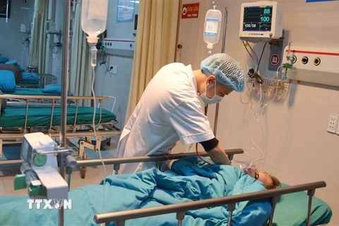 Một bệnh nhân được điều trị tại Bệnh viện Đa khoa Hùng Vương. (Ảnh: Trung Kiên/TTXVN)