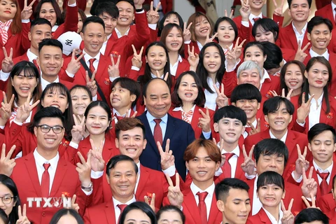 Thủ tướng Nguyễn Xuân Phúc chụp ảnh chung với Đoàn Thể thao Việt Nam dự SEA Games 30. (Ảnh: Thống Nhất/TTXVN)
