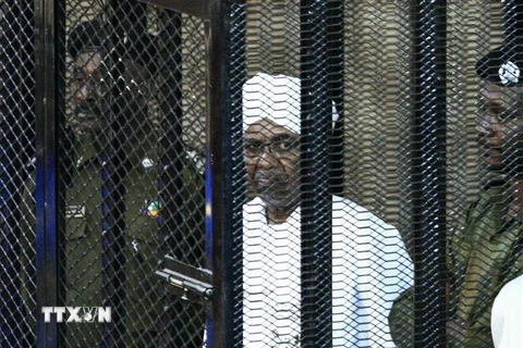 Cựu Tổng thống Sudan Omar al-Bashir (giữa) xuất hiện tại phiên tòa ở thủ đô Khartoum ngày 31/8. (Ảnh: AFP/TTXVN)