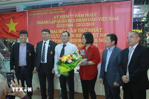 Ban lãnh đạo Hội Cựu chiến binh Việt Nam tại Liên bang Nga chúc mừng Ban Chấp hành Hội Cựu chiến binh Việt Nam tại thành phố Novosibirsk. (Ảnh: Trần Hiếu/TTXVN)