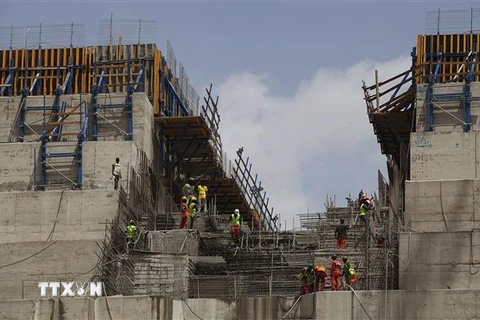Công nhân Ethiopia tham gia xây dựng đập thủy điện Đại phục hưng ở gần biên giới Ethiopia-Sudan. (Ảnh: AFP/TTXVN)
