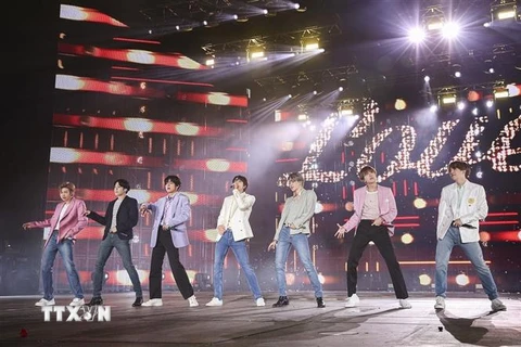 Nhóm nhạc BTS biểu diễn tại Seoul, Hàn Quốc. (Ảnh: Yonhap/TTXVN)
