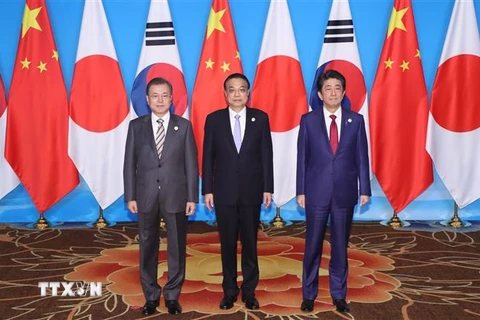 Tổng thống Hàn Quốc Moon Jae-in, Thủ tướng Trung Quốc Lý Khắc Cường và Thủ tướng Nhật Bản Shinzo Abe tại cuộc họp báo chung ở Thành Đô, Trung Quốc. (Ảnh: Yonhap/TTXVN)