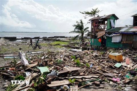 Nhà cửa bị hư hại khi bão Phanfone đổ bộ vào tỉnh Leyte, miền Trung Philippines. (Ảnh: AFP/TTXVN)