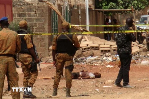 Lực lượng an ninh Burkina Faso trong chiến dịch truy quét phần tử khủng bố tình nghi tại Ouagadougou. (Ảnh: AFP/TTXVN)