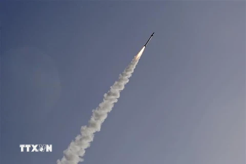 Tên lửa được phóng từ hệ thống Vòm Sắt ở thành phố Ashkelon, Israel để đánh chặn rocket từ Dải Gaza ngày 13/11. (Ảnh: AFP/TTXVN)