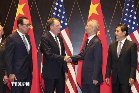 (Từ trái sang) Bộ trưởng Tài chính Mỹ Steven Mnuchin, Đại diện Thương mại Mỹ Robert Lighthizer, Phó Thủ tướng Trung Quốc Lưu Hạc và Bộ trưởng Thương mại Trung Quốc Chung Sơn tại cuộc gặp ở Thượng Hải ngày 31/7. (Ảnh: AFP/TTXVN)