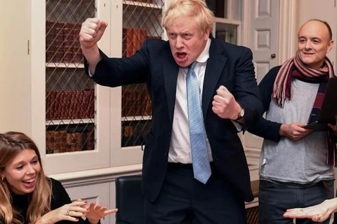 Thủ tướng Boris Johnson nhảy ra khỏi ghế khi kết quả bỏ phiếu khu vực Blyth Valley được công bố. (Nguồn: thetimes.co.uk)
