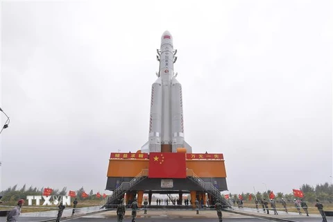 Tên lửa Trường Chinh-5 tại Trung tâm Phóng vệ tinh Văn Xương, tỉnh Hải Nam, Trung Quốc. (Ảnh: THX/TTXVN)