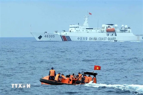 Đoàn lực lượng Cảnh sát biển Việt Nam sang tàu Cảnh sát biển Trung Quốc tham dự hội đàm tổng kết chuyến kiểm tra liên hợp nghề cá Việt Nam-Trung Quốc năm 2019. (Ảnh: An Đăng/TTXVN)