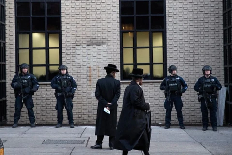 Cảnh sát New York bảo vệ bên ngoài một giáo đường Do Thái. (Nguồn: AP)