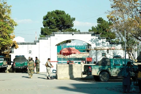Cảnh sát Afghanistan canh gác bên ngoài Đại sứ quán Pakistan tại Kabul. (Nguồn: AFP)