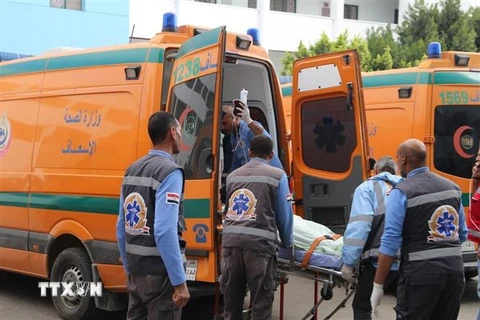 Chuyển nạn nhân bị thương sau vụ tai nạn ở phía Đông thủ đô Cairo, Ai Cập. (Ảnh: AFP/TTXVN)