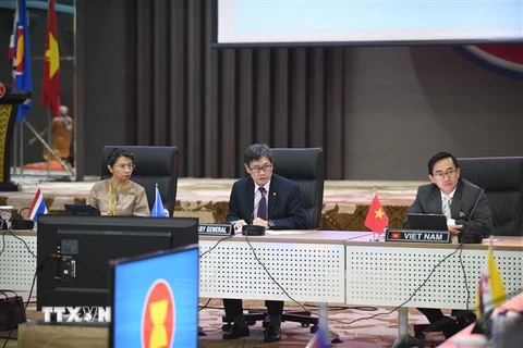 Đại sứ, Trưởng phái đoàn đại diện thường trực Việt Nam Trần Đức Bình (ngoài cùng bên phải) tại cuộc họp. (Ảnh : Hữu Chiến/TTXVN)