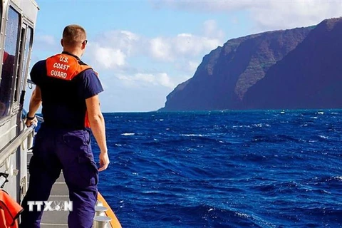 Lực lượng bảo vệ bờ biển Mỹ tìm kiếm các nạn nhân trên trực thăng mất tích gần đảo Kauai, quần đảo Hawaii. (Ảnh: AP/TTXVN)