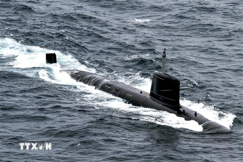 Một tàu ngầm của Ấn Độ trên vùng biển ngoài khơi thành phố Mumbai. (Ảnh: AFP/TTXVN)