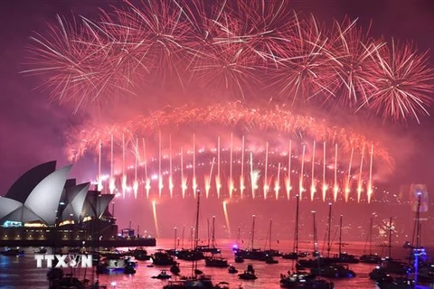 Bắn pháo hoa chào đón năm mới 2019 tại Sydney, Australia. (Ảnh: AFP/TTXVN)