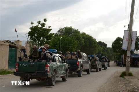 Lực lượng an ninh Afghanistan được triển khai tới hiện trường vụ tấn công nhằm vào một căn cứ quân sự ở tỉnh Balkh. (Ảnh: AFP/TTXVN)