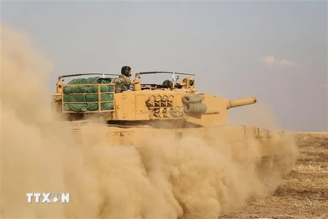 Xe quân sự Thổ Nhĩ Kỳ được triển khai gần thị trấn biên giới Ras al-Ain, tỉnh Hassakeh (Syria). (Ảnh: AFP/TTXVN)