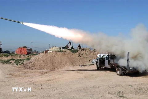 Các thành viên lực lượng bán quân sự ủng hộ Chính phủ Iraq phóng rocket nhằm vào các mục tiêu của tổ chức Nhà nước Hồi giáo tự xưng ở tỉnh miền Bắc Kirkuk. (Ảnh: AFP/TTXVN)