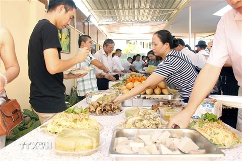 Cộng đồng người Việt thưởng thức các món ăn truyền thống Việt tại Đại sứ quán Việt Nam tại Angola. (Ảnh: Đình Lượng/TTXVN)